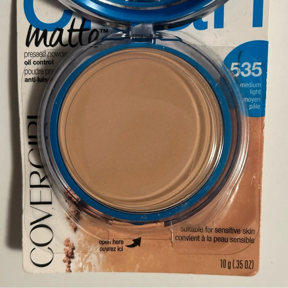 Cover Girl - Clean Matte Oil Control Pressed Powder (535 Medium Light) BRAND NEW